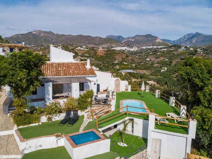 Chalet para 4 personas, con piscina además de jardín y vistas al lago en Axarquía