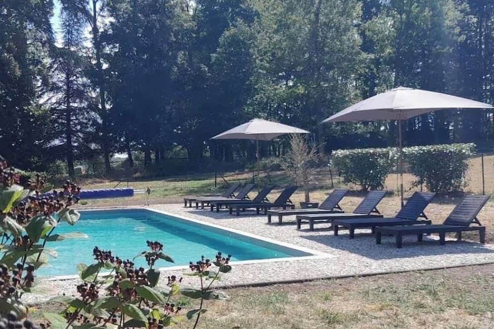 Maison mobile dans le parc arboré du Château de Mimont in Parigny-les-Vaux, Nièvre