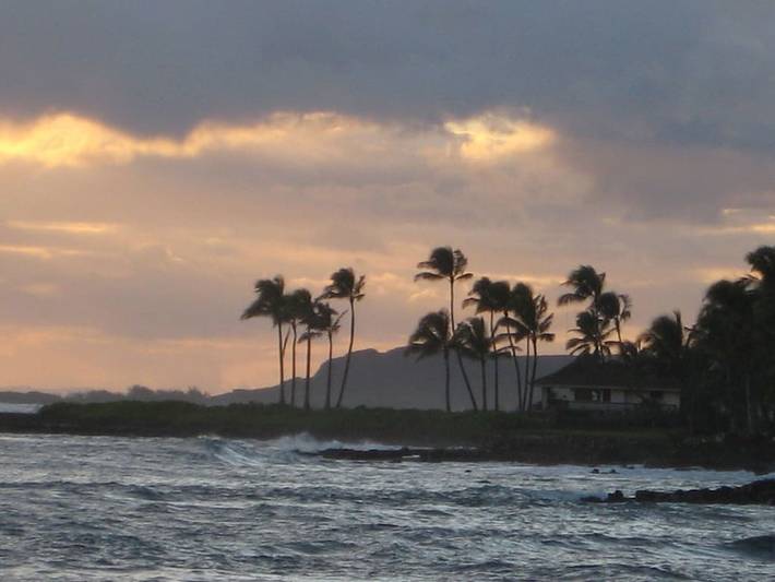 Beach rental for 2 people, with yard and pool as well as terrace in Poipu