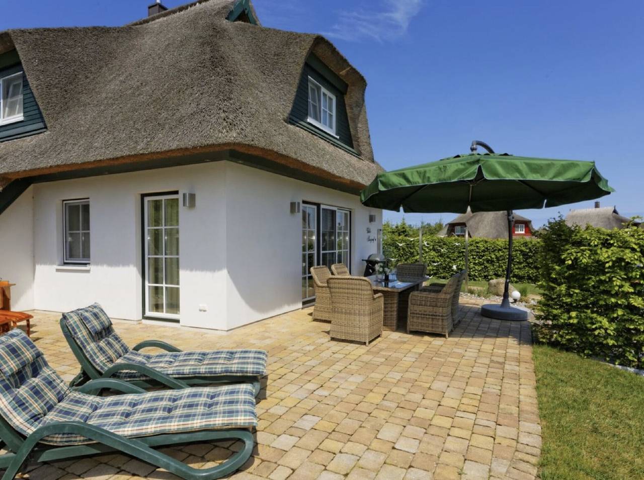 Holiday Home 'Villa Sorgenfrei' with Lake View, Private Terrace and Wi-Fi in Zinnowitz, Usedomer Norden