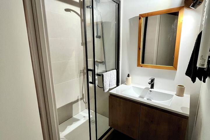 Apartamento entero, Cozy apartment in the heart of Veynes with a balcony and a view of the mountains 🏔️ in Veynes, Gap region