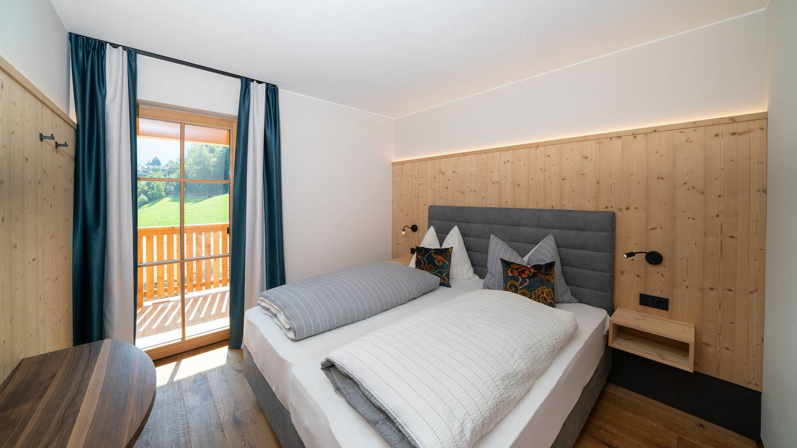 Entire apartment, Apartment "Schlosshof Himml" with Mountain View, Private Terrace & Wi-Fi in Prösels, Völs am Schlern