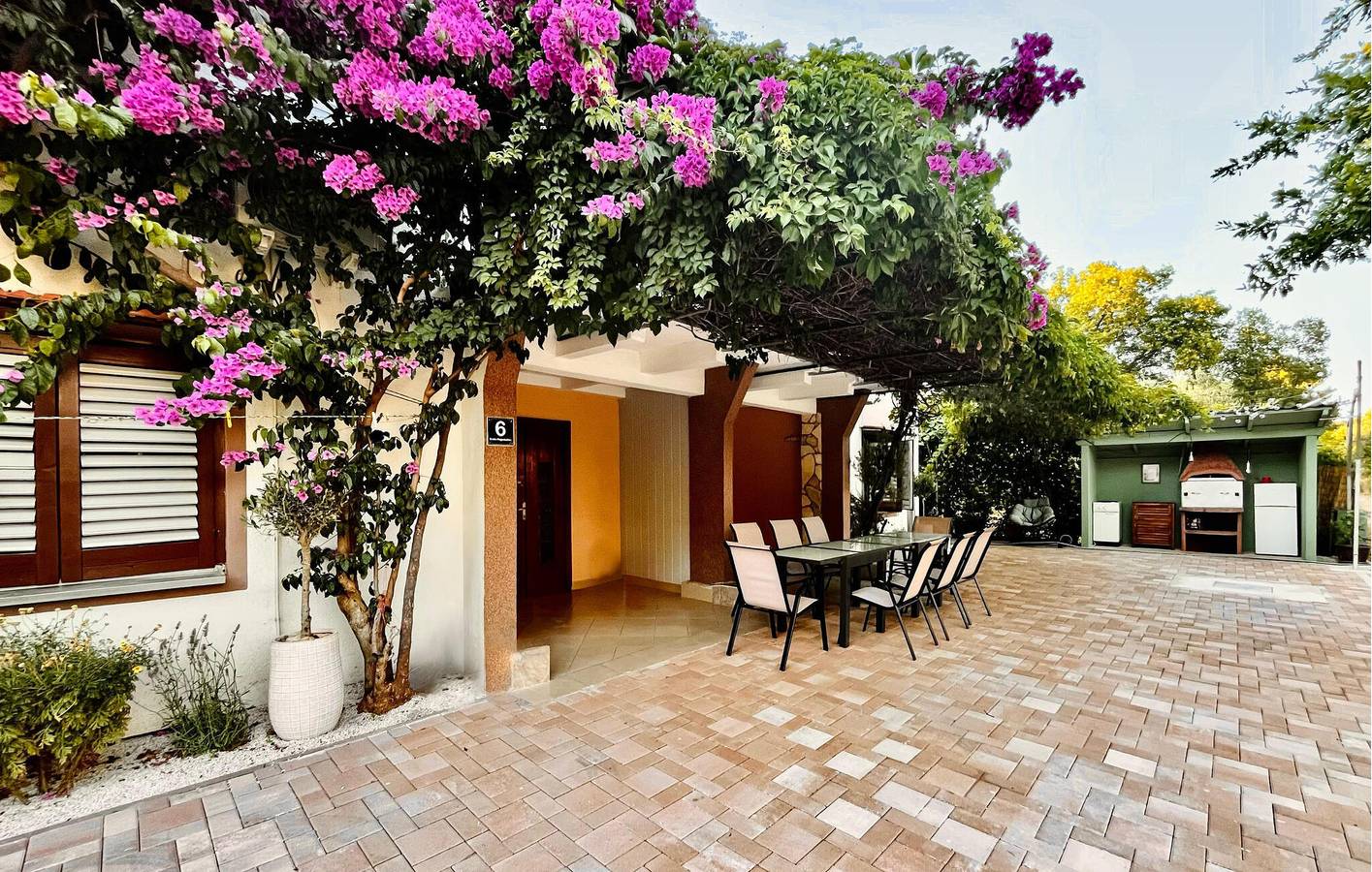 Ganze Ferienwohnung, Gemütliches Apartment mit Terrasse, 1,5 km vom Strand Pod Vruljom entfernt, mit kostenlosen Parkplätzen in Pakostane, Zadar
