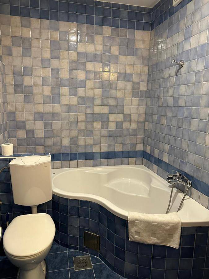 Twin Room with Shared Bathroom in Koper, Slowenische Riviera