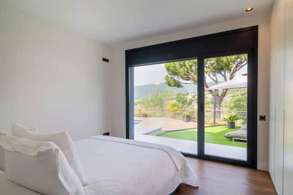 Villa in Barcelona with pool in Urbanizacion Montcabrer, Cabrils