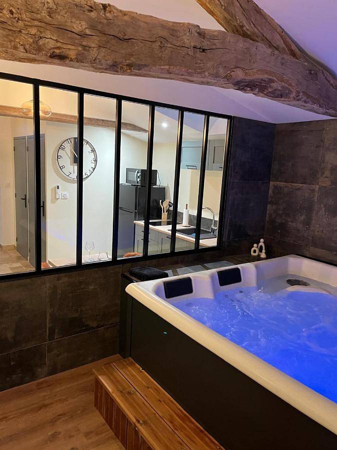 Location de vacances pour 2 personnes, avec terrasse et jacuzzi dans Le Puy-Saint-Bonnet
