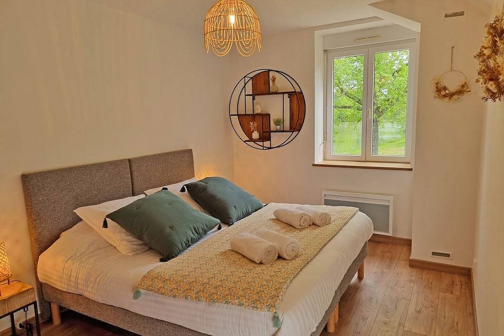 Grande maison rénovée avec étang privé, parc arboré et jeux extérieurs - Idéale pour familles et amis in Aron, Mayenne