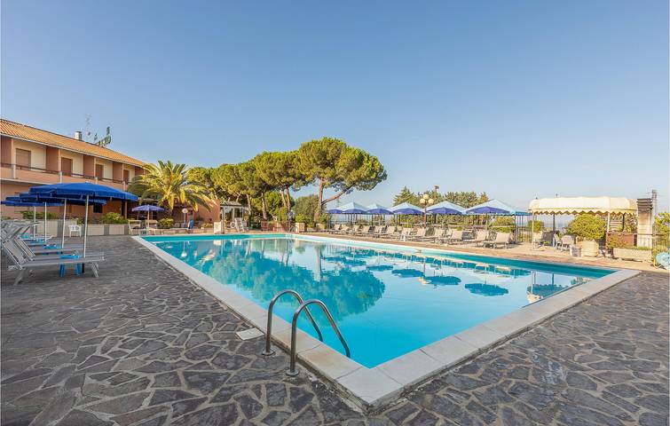 Appartamento a bordo piscina con giardino, aria condizionata e cucina in Passignano sul Trasimeno, Lago Trasimeno
