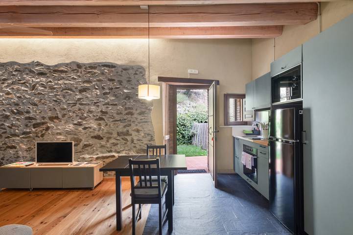 Apartamento entero, Apartamento 'Suite 2' con vistas a la montaña, Wi-Fi y aire acondicionado in Fogás de Monclús, Interior de Barcelona