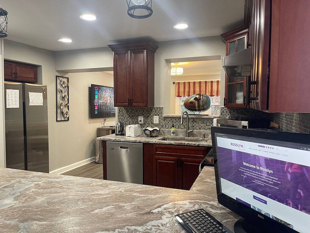 Newly Renovated Modern & Cozy Townhome conveniently located in Rosslyn - Parking in Arlington (VA), Arlington County