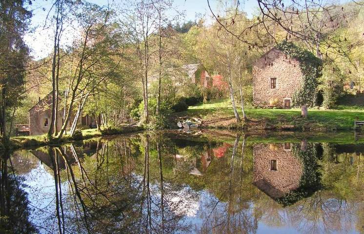 Maison de vacances pour 4 personnes, avec Balcon et Terrasse ainsi que Jardin et Vue sur le lac à Ouroux-en-Morvan