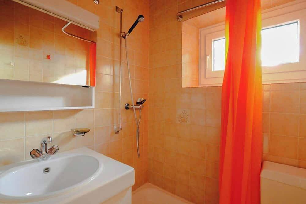 Chalet individuel de 100m2 avec jardin pour 5 personnes. Au calme, accès par la route des Echertes.T in Chandolin, Anniviers