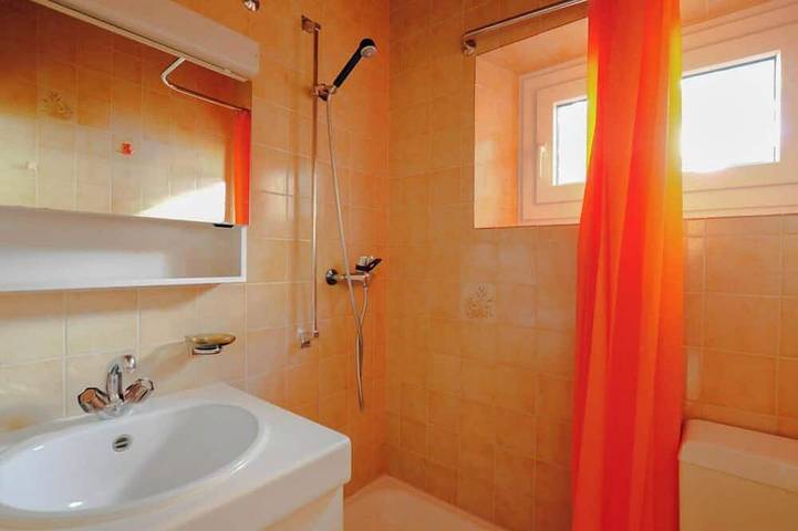Chalet individuel de 100m2 avec jardin pour 5 personnes. Au calme, accès par la route des Echertes.T in Chandolin, Anniviers