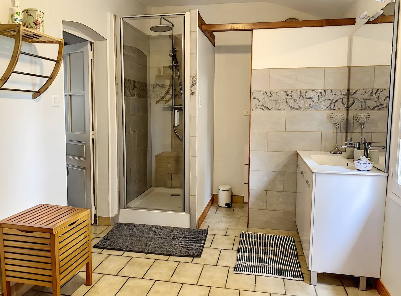 Holiday Home 'Le Chalêt La Neverdiere' with Private Terrace, Shared Garden and Wi-Fi in Ygrande, Allier