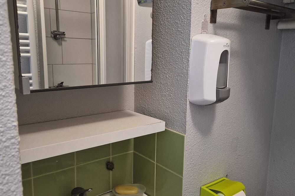 Ganze Wohnung, Comfortable, serene studio in residence, swimming pool, tennis court, private parking, terrace. in Sausset-les-Pins, Mittelmeerküste (Frankreich)