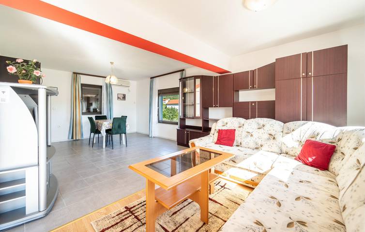 Ganze Ferienwohnung, Gemütliche Unterkunft, 2 km von der Küste entfernt: WLAN, Klimaanlage, Terrasse und Küche in Obrovac, Zadar