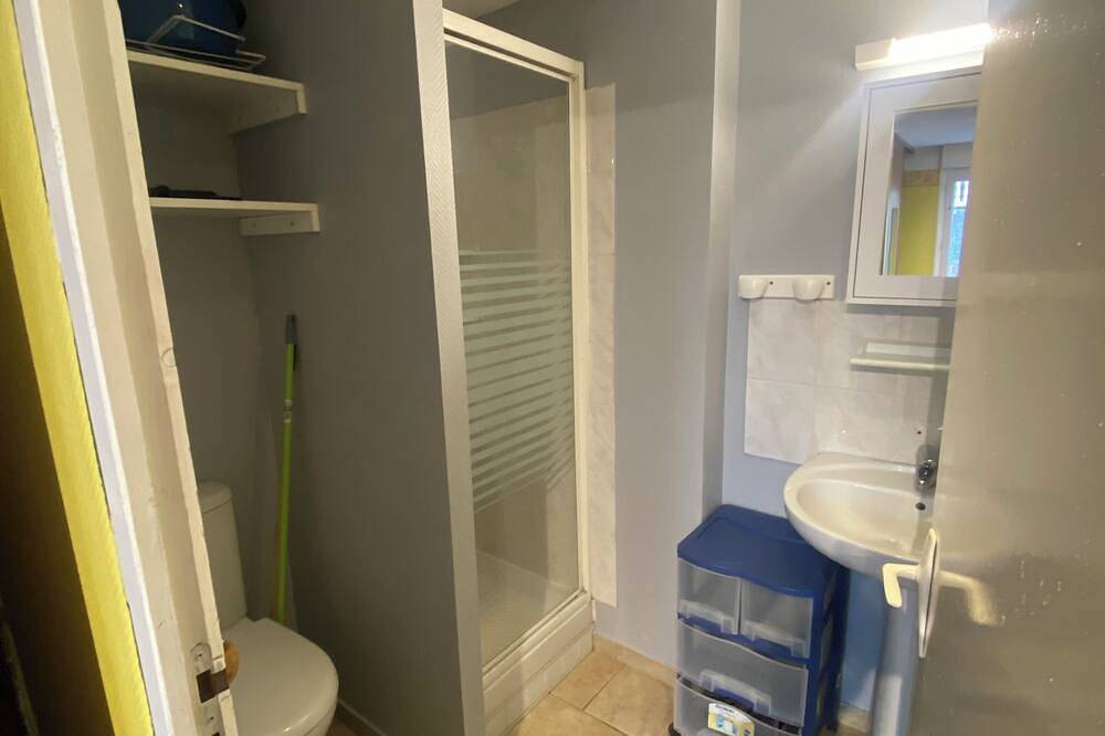 Entire apartment, Ground-floor studio 2.5 kilometers from town center in Saint-Amand-les-Eaux, Valenciennes region