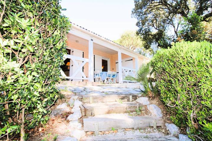 Chalet pour 6 personnes, avec terrasse et piscine à Gassin