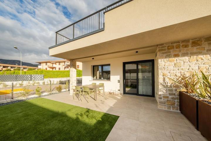 Appartement entier, Appartement de vacances pour 4 personnes avec balcon/terrasse in Garde, Montagnes autour du lac de Garde