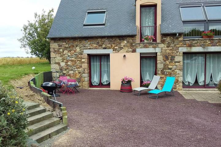 Appartement entier, A louer pour les vacances studio neuf meublé à la semaine in Ploëzal, Région de Guingamp