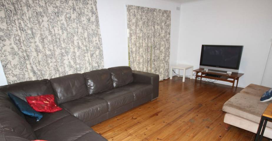 Holiday home for 8 people, with hot tub and terrace as well as garden in Victoria