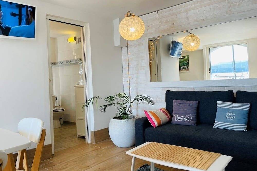 Appartement entier, Rez-de-chaussée de villa posée sur le sable à 10 m de la mer, sur la Côte d'Azur in Les Sablettes, Côte méditerranéenne (France)