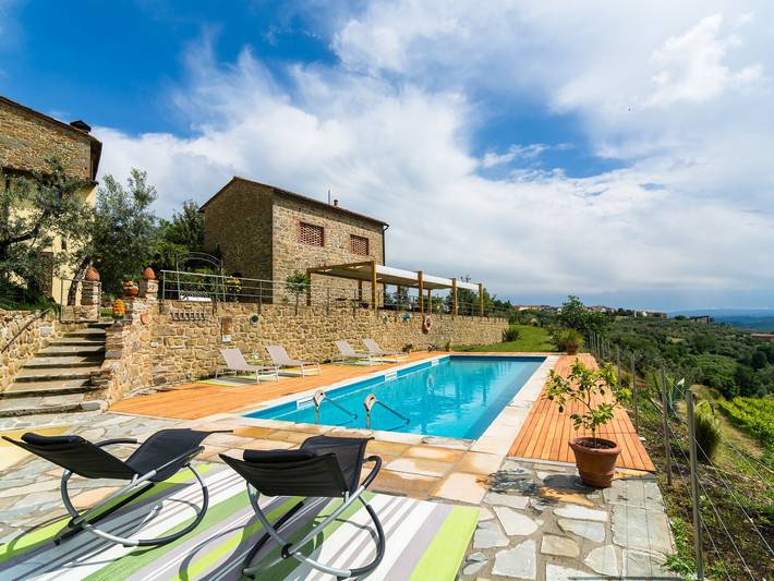 Vacation rental for 2 people, with Terrace and Yard as well as Pool in Vinci