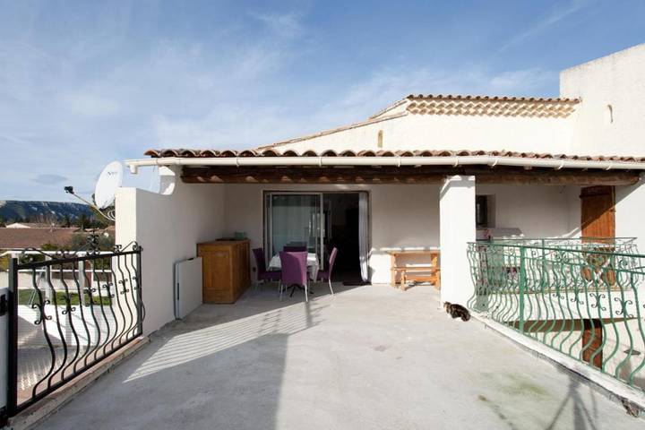 Location de vacances pour 5 personnes, avec vue ainsi que piscine et jardin à Sénas - 3