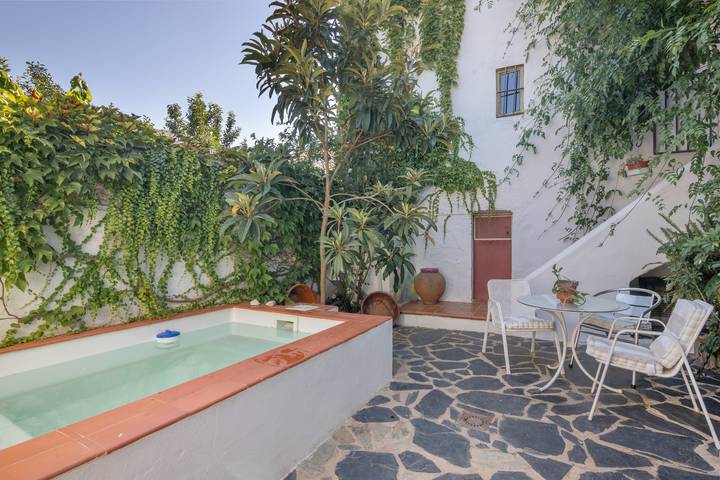 La Rana Verde with Fireplace, Mountain Views and Wi-Fi in Los Romeros, Jabugo