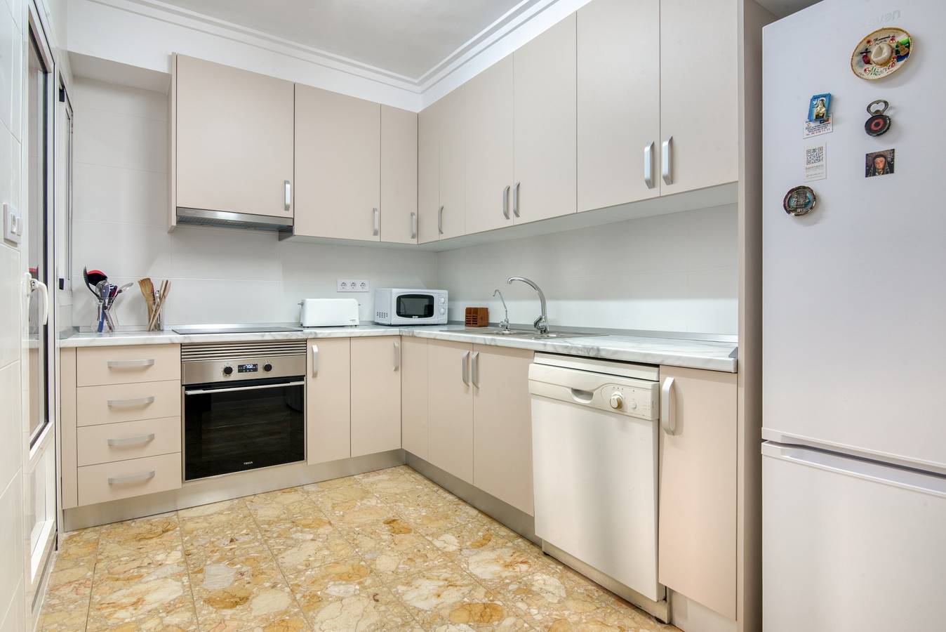 Casa de vacaciones 'Paseo El Saladar' con terraza privada y balcón in Dénia, Costa Blanca