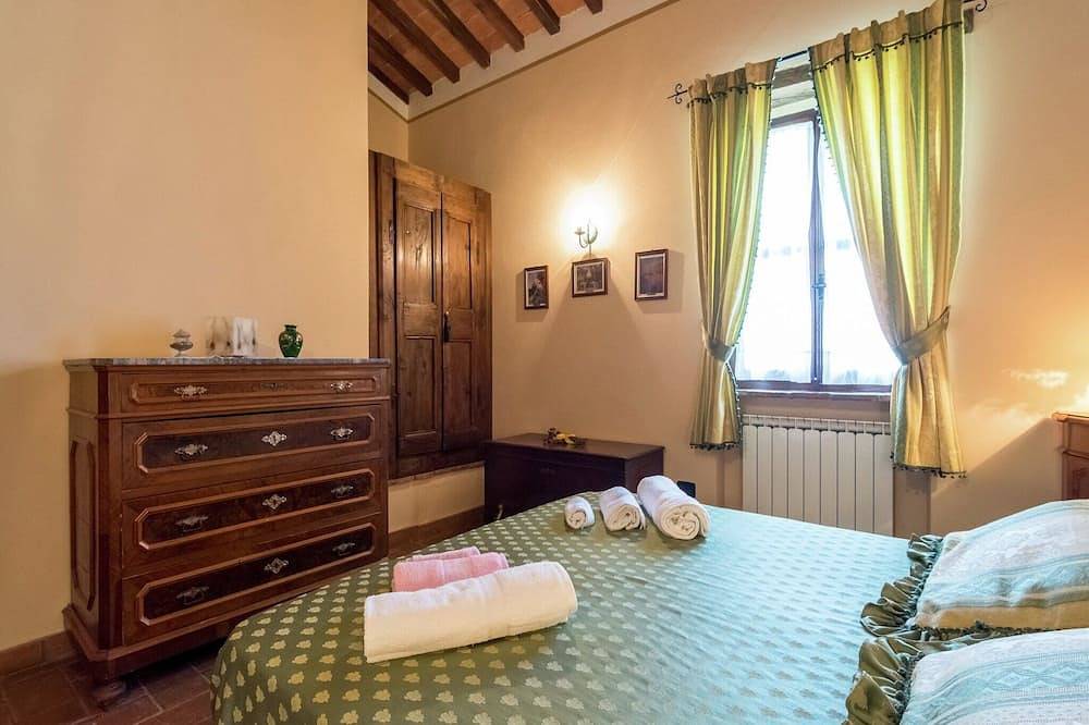 Entire apartment, Apartment in Todi with Pool and Garden in Todi, Perugia Province