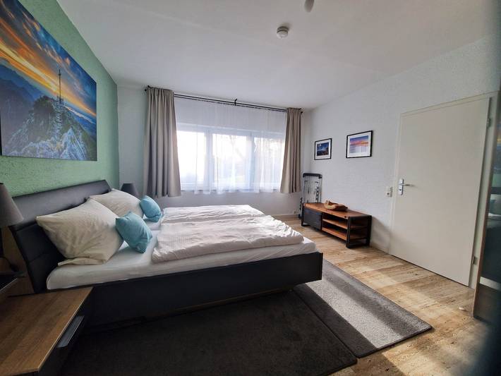 Ganze Ferienwohnung, Ferienwohnung Zürcher - Ferienwohnung 60 qm im Untergeschoss/Hanglage mit 1 Schlafzimmer und Terrasse in Chieming, Chiemsee