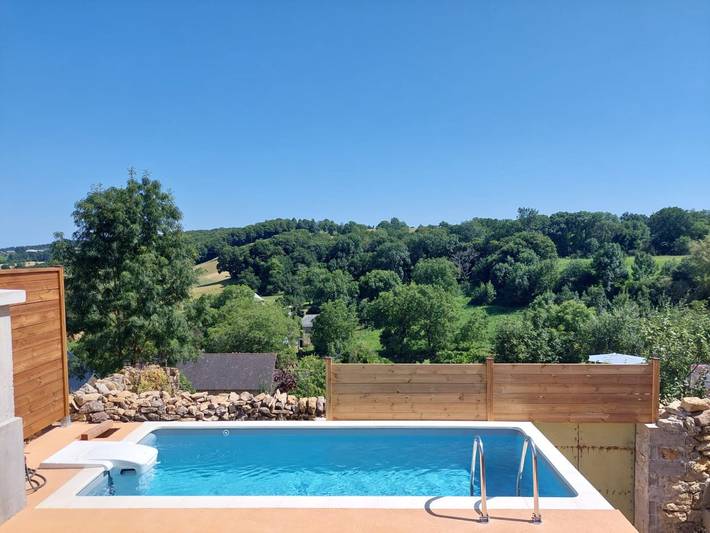 Gîte pour 4 personnes, avec balcon ainsi que jardin et piscine à Saint-Félix-de-Lunel