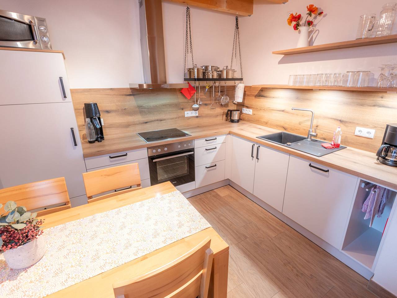 Ganze Wohnung, Ferienwohnung 'Schwalbennest' mit Bergblick, Gemeinschaftsterrasse und Wi-Fi in Attendorn, Biggesee