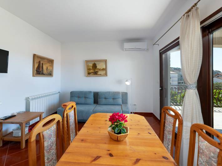 Ferienwohnung für 4 Personen, mit Terrasse und Garten in Trogir - 2