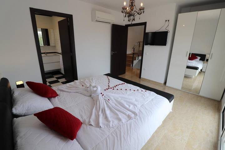 Chalet para 10 personas, con piscina además de balcón y jacuzzi en Baix Camp - 4