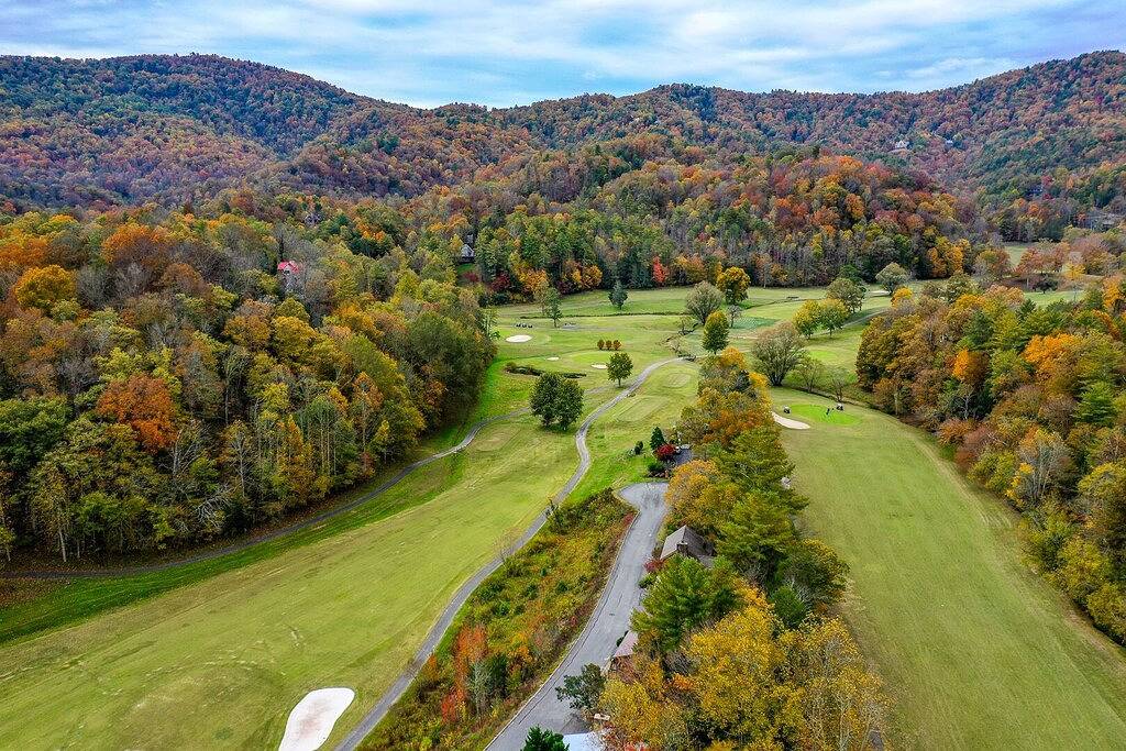 Cozy Smoky Mountain view and golf escape near Cades Cove in Blount County