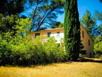 Gîte pour 5 personnes, avec vue ainsi que piscine et terrasse à Beaurecueil