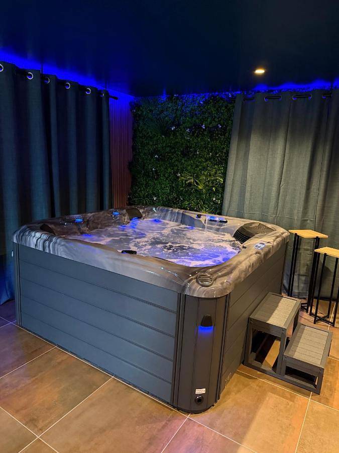 Location de vacances pour 2 personnes, avec terrasse et sauna ainsi que jardin et jacuzzi à Ruminghem