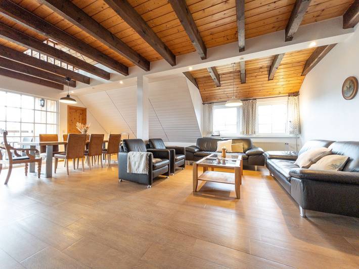Ferienwohnung für 9 Personen, mit Balkon und Garten sowie Ausblick in Schmallenberg