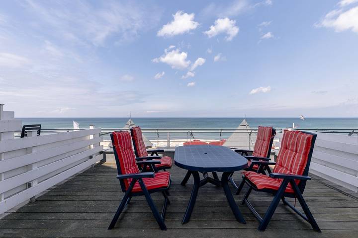 Ganze Wohnung, Schöne Ferienwohnung mit großem Balkon und einmaligem Blick auf Strand und Meer! in Kühlungsborn Weststrand, Kühlungsborn