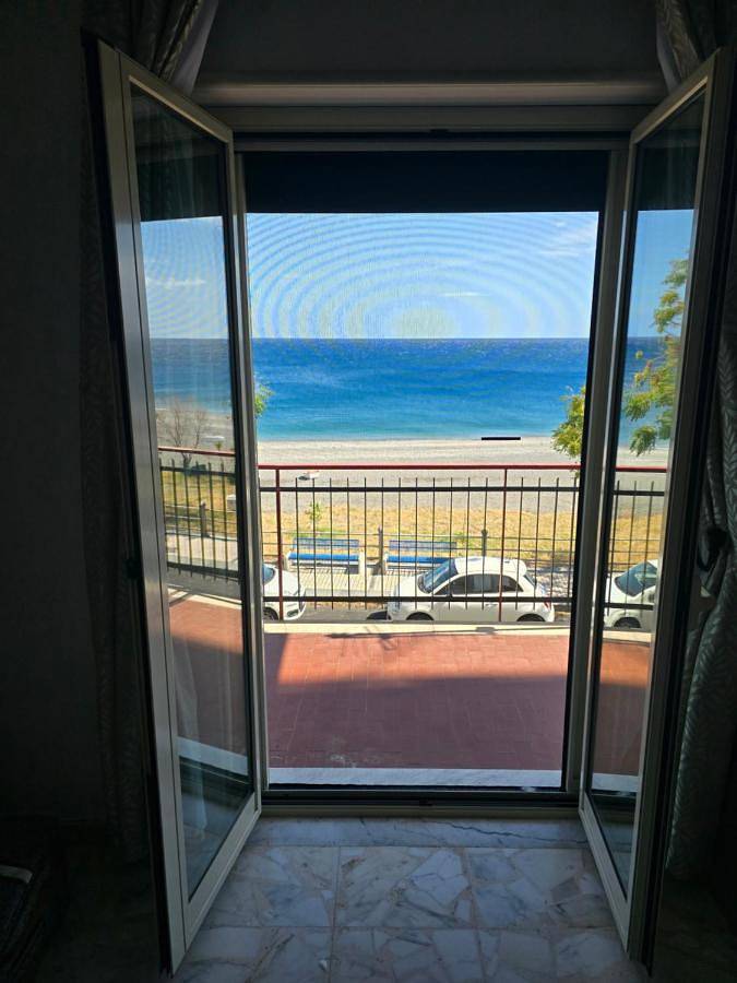 Gîte pour 5 personnes, avec vue et balcon à Alì Terme - 2