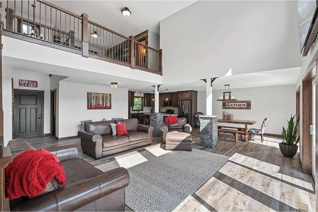 Exceptional property on Pelican Lake! Short walk to Breezy Resort, beaches, park in Breezy Point, Crow Wing County