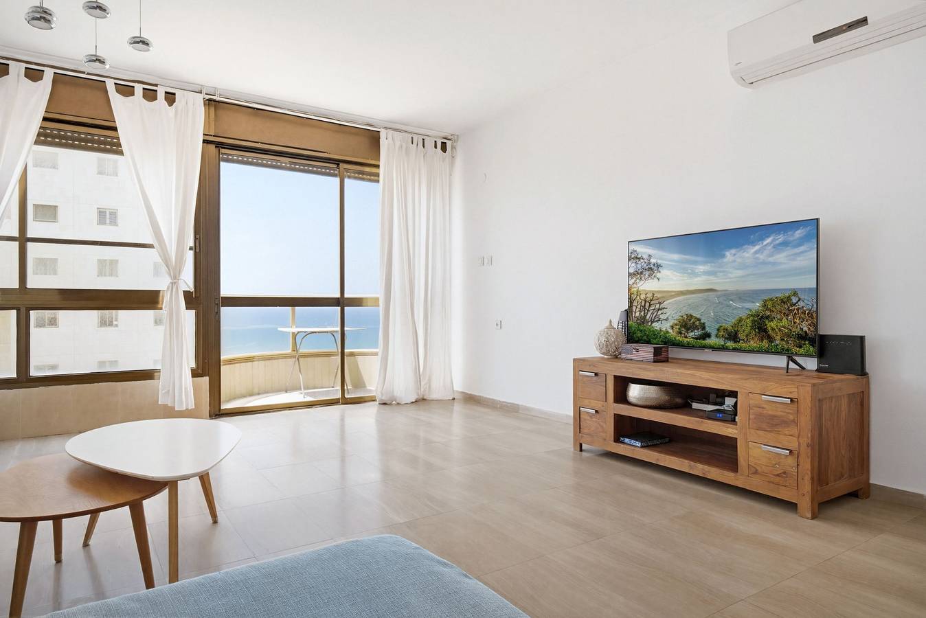Entire apartment, Miklat Elegant Apt with Balcony & Sea View by Feelhome in Netanya, Center District (Israel)