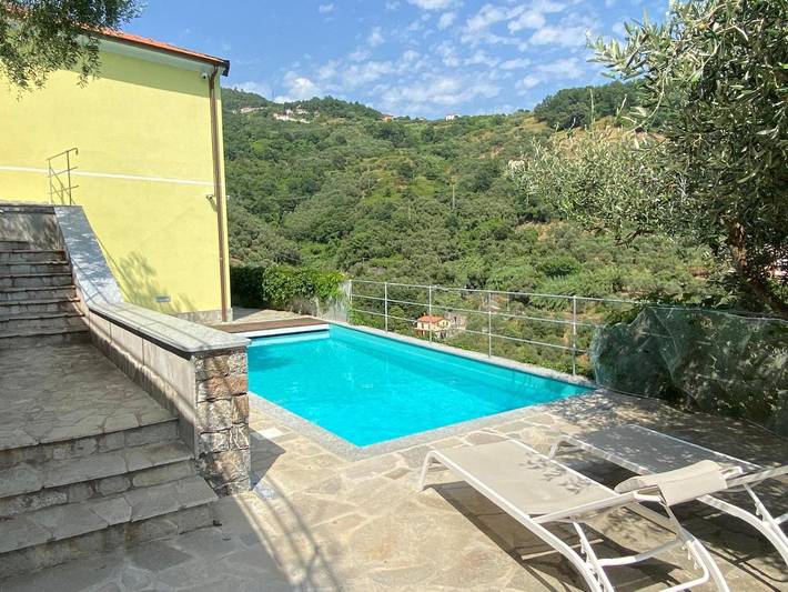 Ferienhaus für 6 Personen, mit Balkon und Terrasse sowie Pool und Ausblick