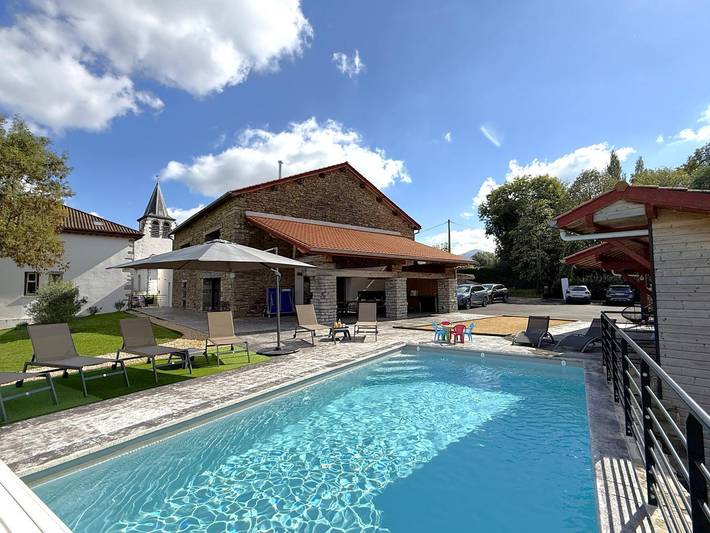 Gîte pour 14 personnes, avec jardin ainsi que terrasse et piscine au Pays basque