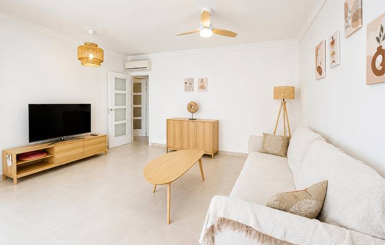 Apartamento vacacional entero, Escapada a la costa: apartamento de 2 dormitorios con piscina y wifi, cerca de Playa del Serradal in Benicasim, Costa del Azahar