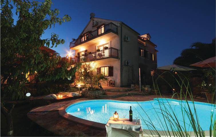 Ganze Ferienwohnung, Geräumige 2-Zimmer-Wohnung mit Pool, Terrasse und WLAN in Strandnähe in Vodice, Šibenik-Knin