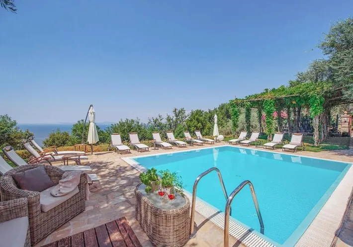 Casa vacanza per 12 persone, con giardino e idromassaggio nonché piscina, adatto a famiglie con bambini - 1