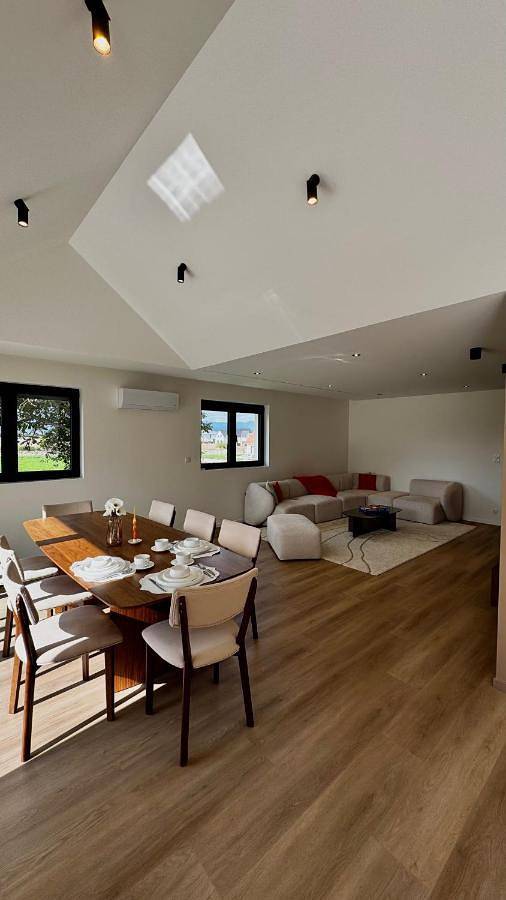 Gîte pour 4 personnes, avec Balcon ainsi que Terrasse et Vue dans L'Anneau du Rhin